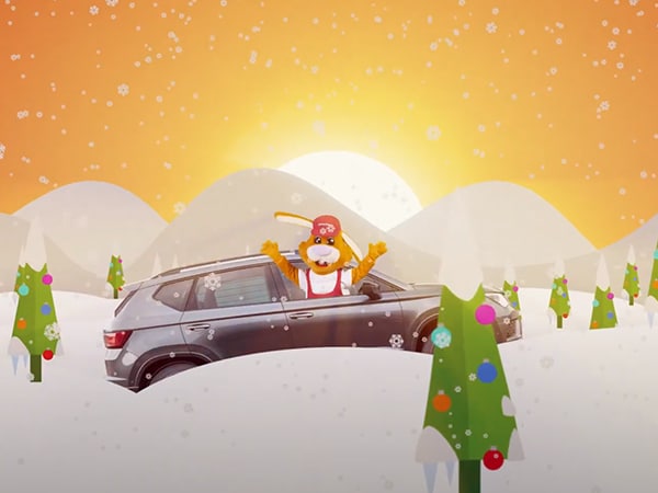 Hackerott-Vorschaubild: Weihnachtsfigur in einem Auto im Schnee.
