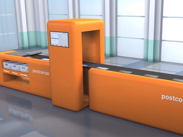 Vorschaubild des Postcon-Videos: Orangefarbene Briefsortieranlage in einer modernen Halle.