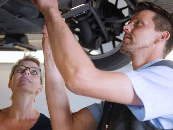 Vorschaubild des Schunke-Films: Frau und Mann prüfen ein Fahrzeug auf der Hebebühne.