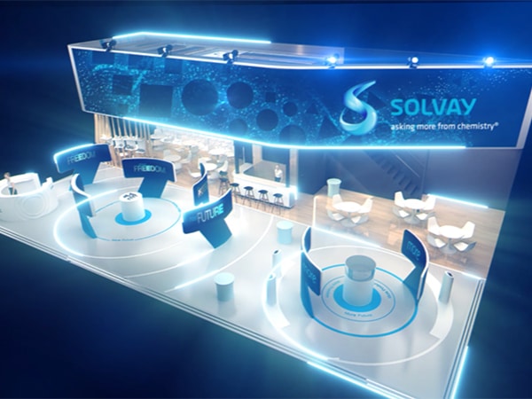 Vorschaubild des Solvay-Videos: beleuchteter Messestand mit Solvay-Logo.