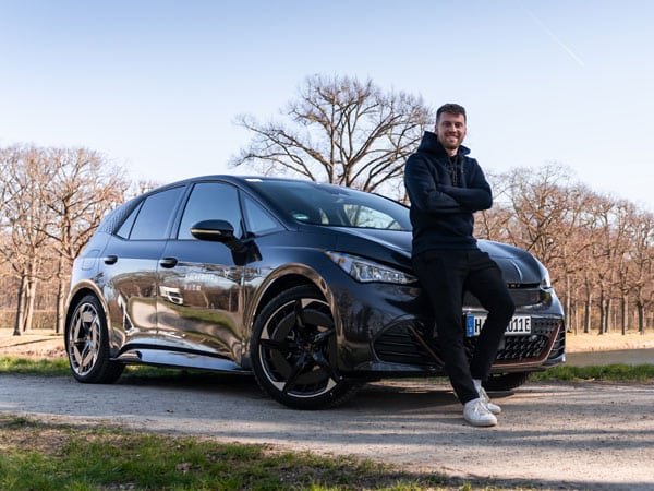 Vorschaubild des Hackerott-Films: Mann lehnt an einem schwarzen Auto.