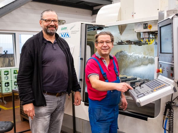 Vorschaubild des Films: Zwei Personen in einer Metallwerkstatt.